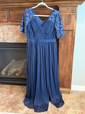 Beautiful navy Adrianna Papell short sleeve floor length maxi formal dress sz 12
